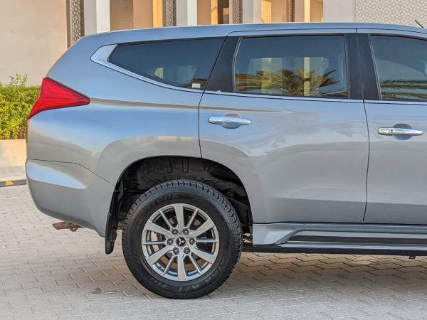 Mitsubishi Montero 2017/ Silver LHD Petrol AT SUV 2WD view 15
