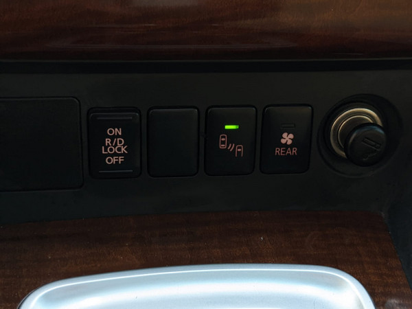 Mitsubishi Montero 2017/ White LHD Petrol AT SUV 4WD view 3