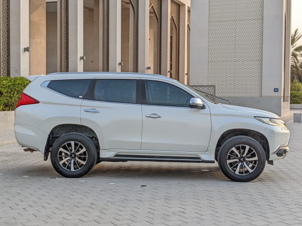 Mitsubishi Montero 2017/ White LHD Petrol AT SUV 4WD view 12