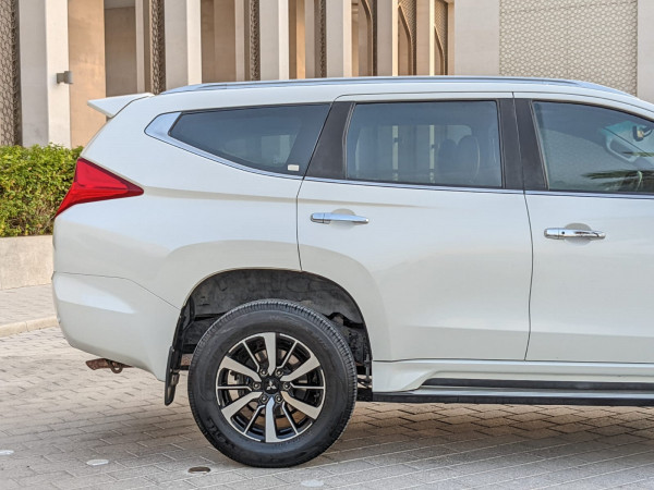 Mitsubishi Montero 2017/ White LHD Petrol AT SUV 4WD view 16