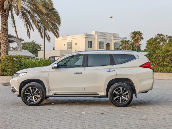 Mitsubishi Montero 2017/ White LHD Petrol AT SUV 4WD view 17