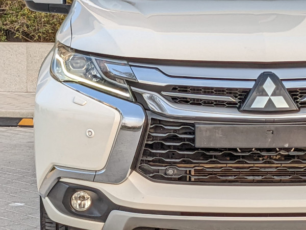 Mitsubishi Montero 2017/ White LHD Petrol AT SUV 4WD view 21