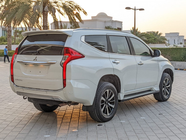 Mitsubishi Montero 2017/ White LHD Petrol AT SUV 4WD view 22