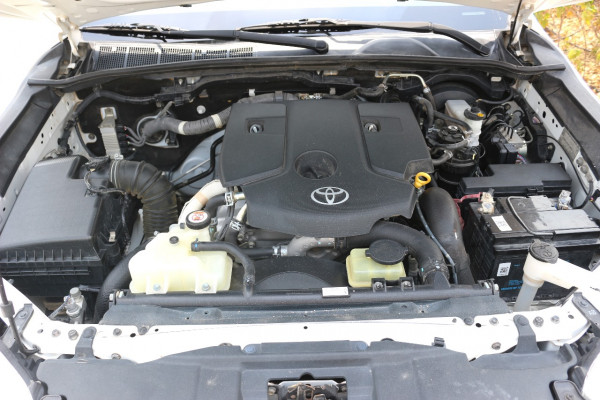 Toyota Hilux 2018/ White LHD Diesel MT Pickup 4WD