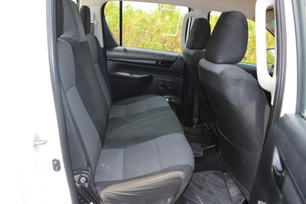 Toyota Hilux 2018/ White LHD Diesel MT Pickup 4WD view 4