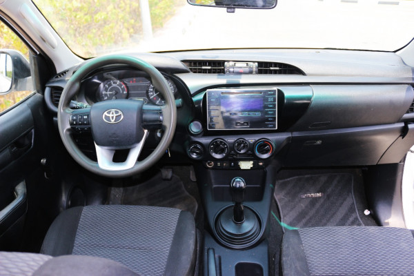 Toyota Hilux 2018/ White LHD Diesel MT Pickup 4WD view 6
