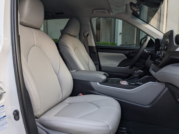Toyota Highlander 2020/ White LHD Hybrid AT SUV 4WD view 3