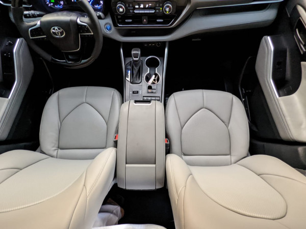 Toyota Highlander 2020/ White LHD Hybrid AT SUV 4WD view 4