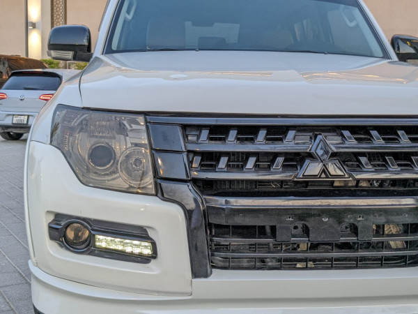 Mitsubishi Pajero 2016/ White LHD Petrol AT SUV 4WD view 3