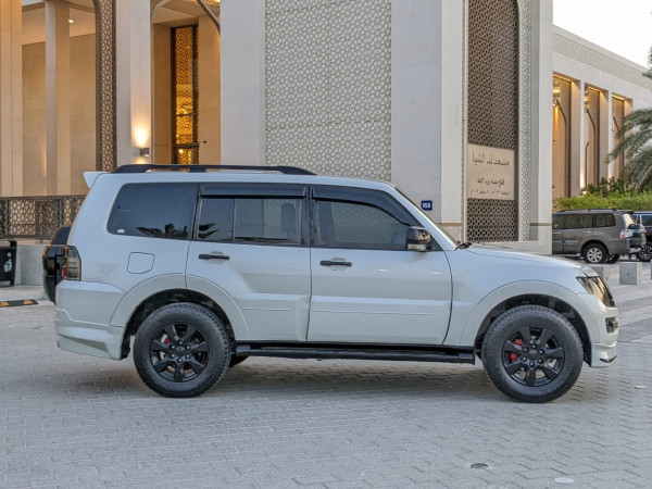 Mitsubishi Pajero 2016/ White LHD Petrol AT SUV 4WD view 16