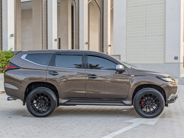 Mitsubishi Montero 2016  Brown LHD Petrol AT SUV 2WD view 20