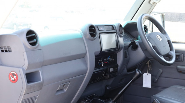 Toyota Land Cruiser Pickup 2014/ White RHD Diesel MT Pickup 4WD view 15