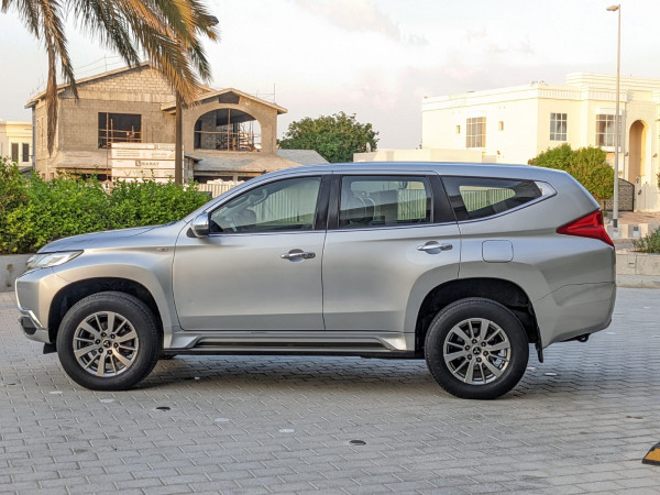 Mitsubishi Montero 2016  Silver LHD Petrol AT SUV 2WD view 11