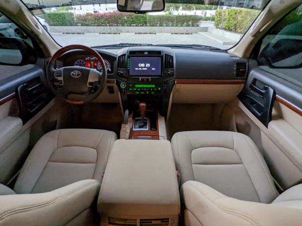 Toyota Land Cruiser 2014  White LHD Petrol AT SUV 4WD view 2