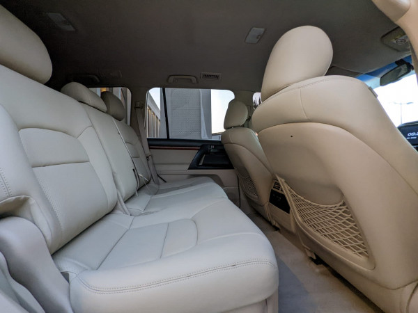 Toyota Land Cruiser 2014  White LHD Petrol AT SUV 4WD view 5
