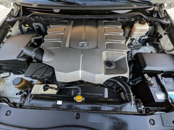 Toyota Land Cruiser 2014  White LHD Petrol AT SUV 4WD view 10