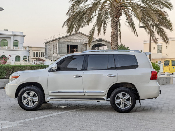Toyota Land Cruiser 2014  White LHD Petrol AT SUV 4WD view 12