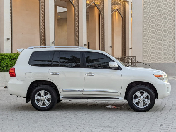 Toyota Land Cruiser 2014  White LHD Petrol AT SUV 4WD view 16