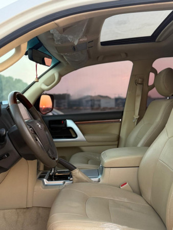 Toyota Land Cruiser 2017/ White LHD Diesel AT SUV 4WD view 2