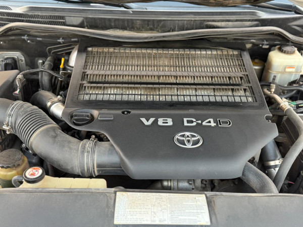 Toyota Land Cruiser 2017/ White LHD Diesel AT SUV 4WD view 10