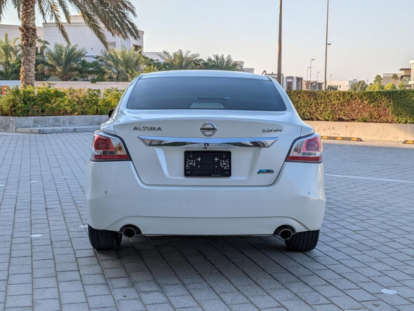 Nissan Altima 2016/ White LHD Petrol AT Sedan 2WD view 5
