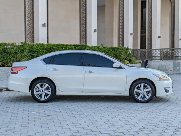 Nissan Altima 2016/ White LHD Petrol AT Sedan 2WD view 7