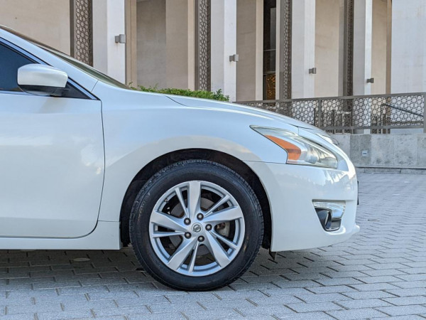 Nissan Altima 2016/ White LHD Petrol AT Sedan 2WD view 9