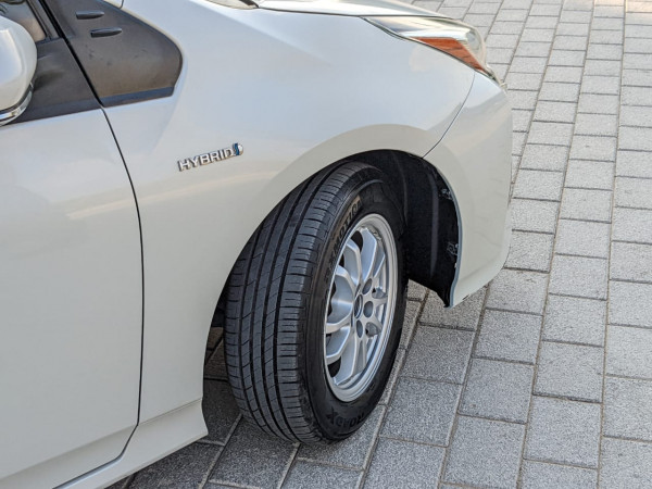 Toyota Prius 2017  White LHD Hybrid AT Sedan 2WD