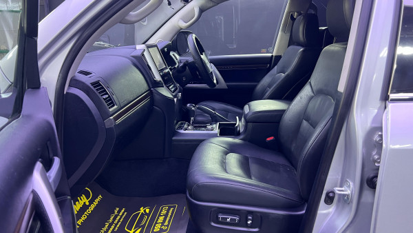Toyota Land Cruiser 2018  Silver RHD Diesel AT SUV 4WD view 2