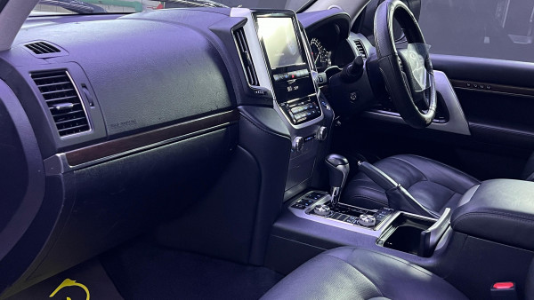 Toyota Land Cruiser 2018  Silver RHD Diesel AT SUV 4WD view 5