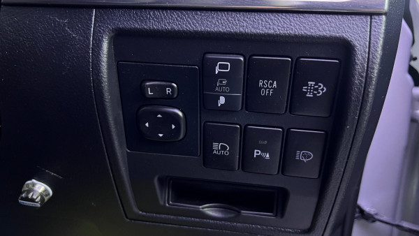 Toyota Land Cruiser 2018  Silver RHD Diesel AT SUV 4WD view 17