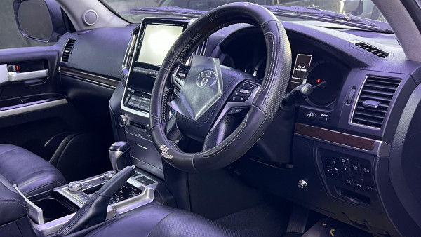 Toyota Land Cruiser 2018  Silver RHD Diesel AT SUV 4WD view 18