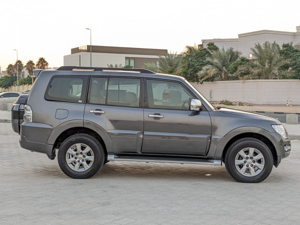 Mitsubishi Pajero 2017  Grey LHD Petrol AT SUV 4WD view 2