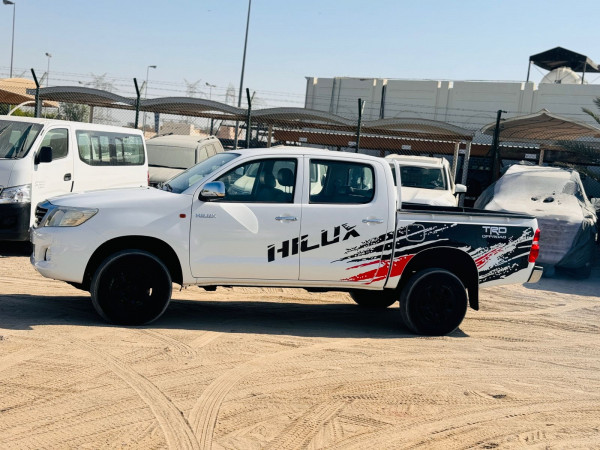 Toyota Hilux 2015/ White LHD Diesel MT Pickup 4WD view 7