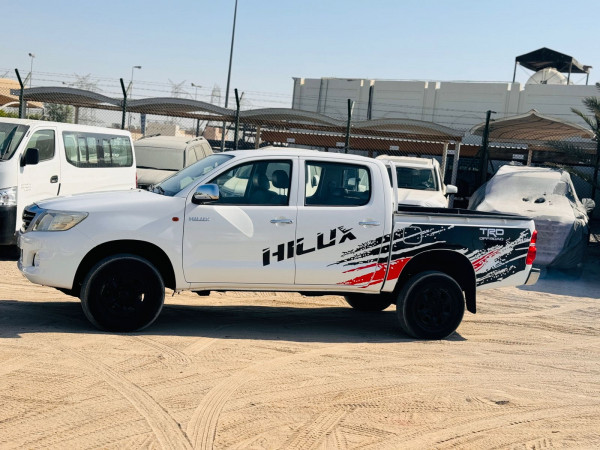 Toyota Hilux 2015/ White LHD Diesel MT Pickup 4WD view 8