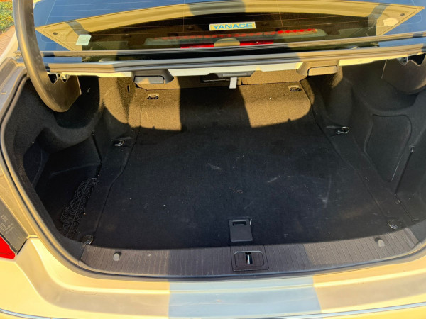 Mercedes-Benz E 300 2013/ White LHD Petrol AT Sedan 4WD view 2