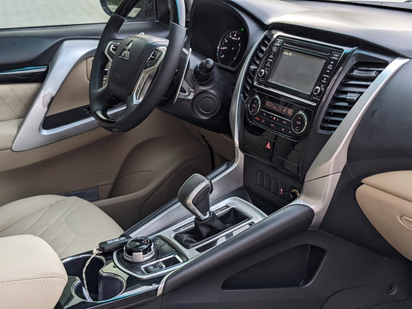Mitsubishi Montero 2019  White LHD Petrol AT SUV 4WD view 6