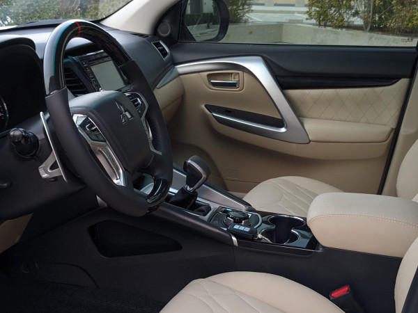 Mitsubishi Montero 2019  White LHD Petrol AT SUV 4WD view 7