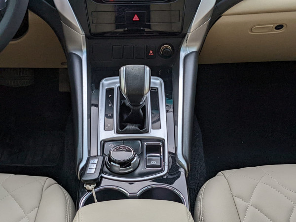 Mitsubishi Montero 2019  White LHD Petrol AT SUV 4WD view 17