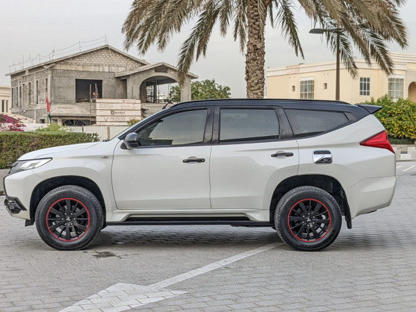 Mitsubishi Montero 2019  White LHD Petrol AT SUV 4WD view 20