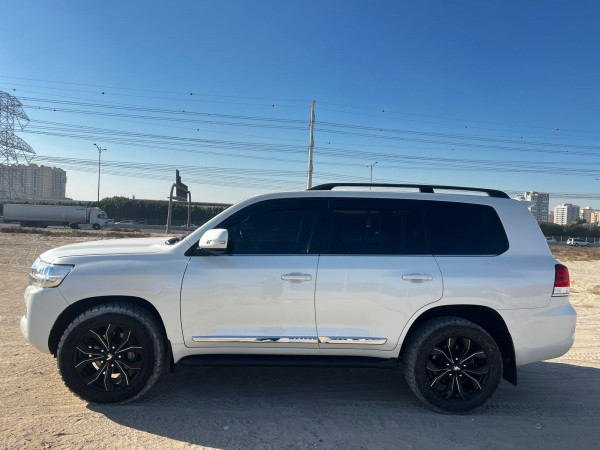 Toyota Land Cruiser 2021  White RHD Diesel AT SUV 4WD view 15