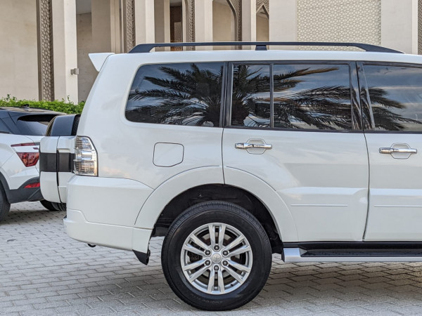 Mitsubishi Pajero 2017  White LHD Petrol AT SUV 4WD view 2