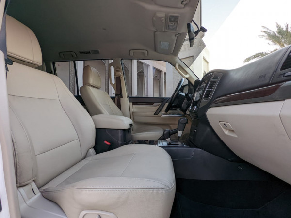 Mitsubishi Pajero 2017  White LHD Petrol AT SUV 4WD view 3