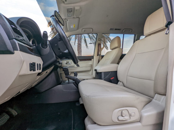 Mitsubishi Pajero 2017  White LHD Petrol AT SUV 4WD view 8