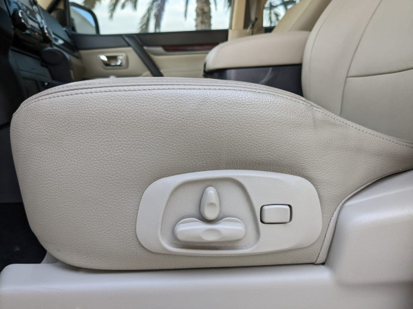 Mitsubishi Pajero 2017  White LHD Petrol AT SUV 4WD view 10