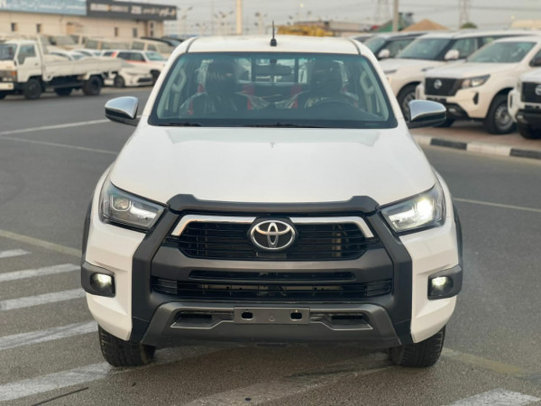 Toyota Hilux 2020/ White LHD Petrol AT Pickup 4WD