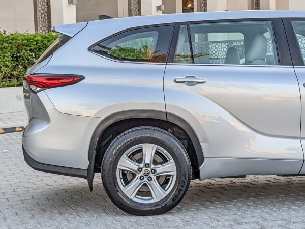 Toyota Highlander 2023/ Silver LHD Hybrid AT SUV 4WD view 2