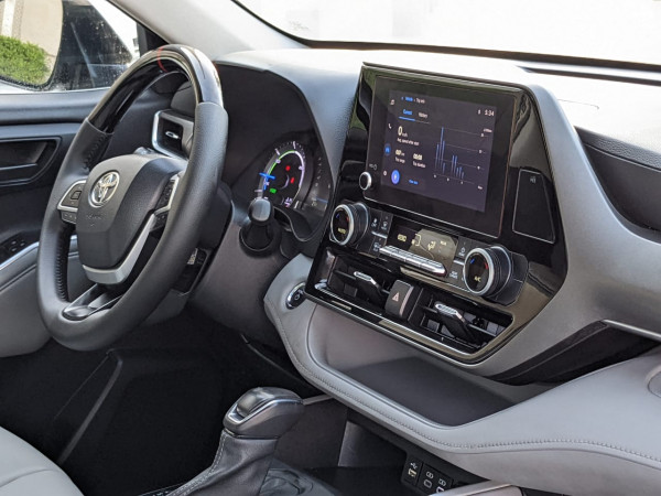 Toyota Highlander 2023/ Silver LHD Hybrid AT SUV 4WD view 5