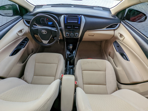 Toyota Yaris 2019/ Red LHD Petrol AT Sedan 2WD view 3