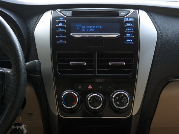 Toyota Yaris 2019/ Red LHD Petrol AT Sedan 2WD view 4